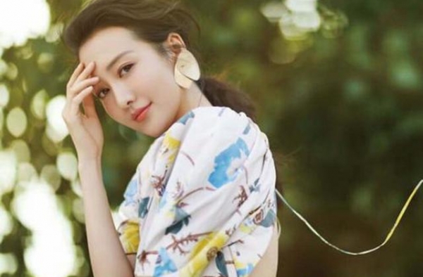 谁说王鸥37岁了，双马尾配连衣裙青春活力，会穿的女人惹不起