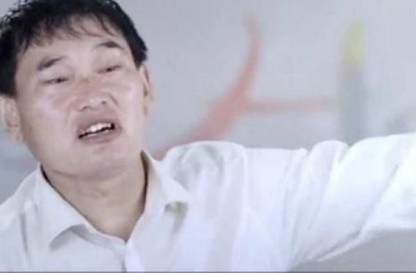 大衣哥朱之文近况曝光，门缝墙头布满摄像机，上厕所都有人跟拍？
