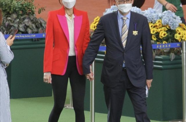 李嘉欣与老公合体亮相，穿红色西装配紧身裤，低调秀出“健美腿”