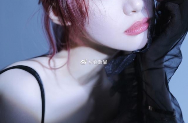 范志毅爱女预告22岁生日礼物 黑天鹅造型很惊艳