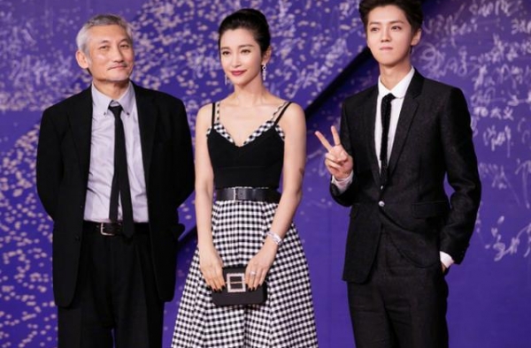 李冰冰机场与31岁男友相拥，穿短裤秀美腿，网友：如何保养的？