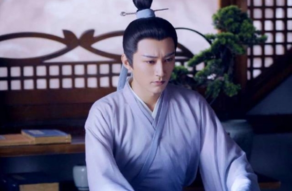 他首次饰演太子被质疑，剧中皮肤黝黑无法直视，看上去确实有点丑