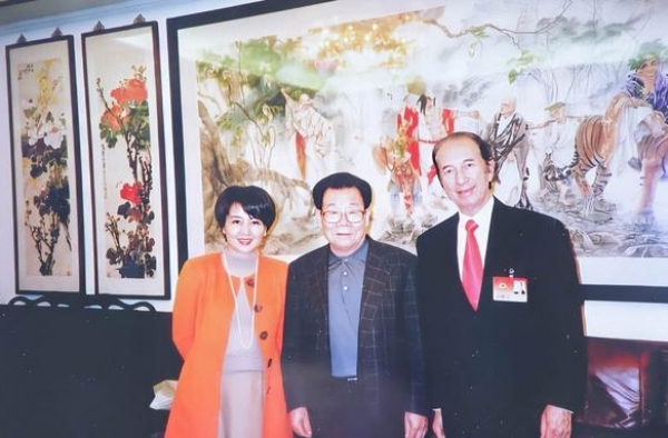 赌王四太罕见摩登范！戴礼帽穿紧身裤暴露苹果型身材，腿细腰却粗