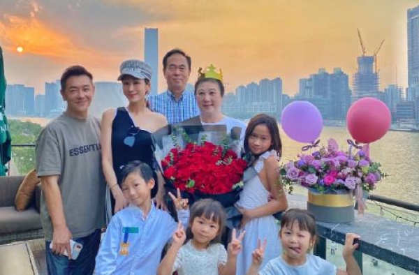 陈浩民妻子晒家庭合照，一家八口太温馨，有力回击落魄传闻
