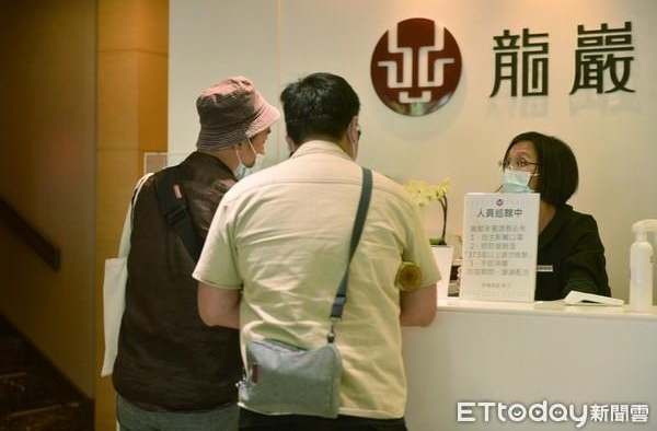《玩很大》团队现身小鬼黄鸿升灵堂 取消下周录影 布置进度曝光