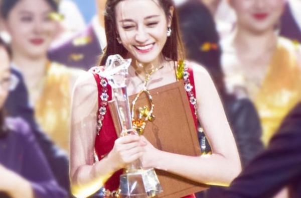 新一届金鹰奖女演员提名，迪丽热巴未上榜，赵丽颖票数远超杨幂
