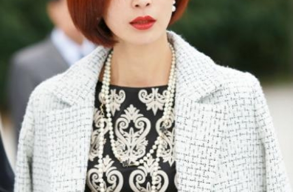 她37岁搭档胡歌走红，甘愿戴20元戒指结婚，与穷丈夫不离不弃