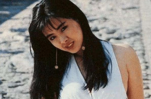 王祖贤30年前在故宫拍的照片，有谁留意背后群演？今是当红女星