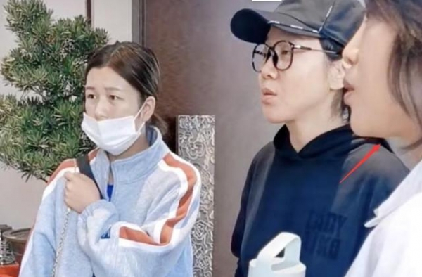 闫妮亲姐姐罕见曝光！长相貌美不输她，姐妹俩同框如双胞胎