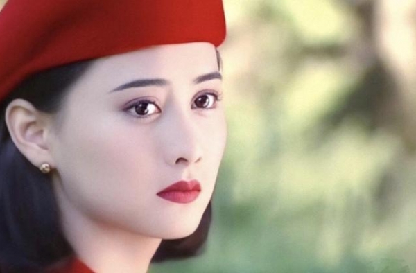 陈德容近况曝光，46岁“琼女郎”颜值回春，频繁营业凸显事业心