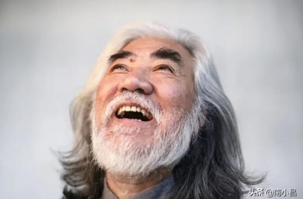 68岁张纪中怀抱女儿超宠溺，其小31岁娇妻产前3天仍下厨