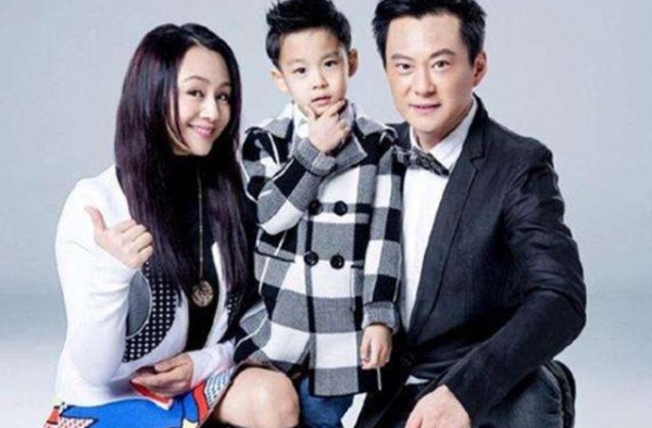 曹颖9岁儿子走红了，父母的优点统统继承，小小年纪就相当帅气