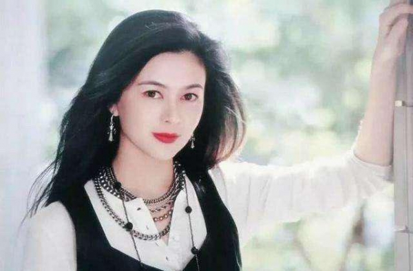 关之琳聚会照片曝光，左右都是小鲜肉，大美人58岁魅力不减