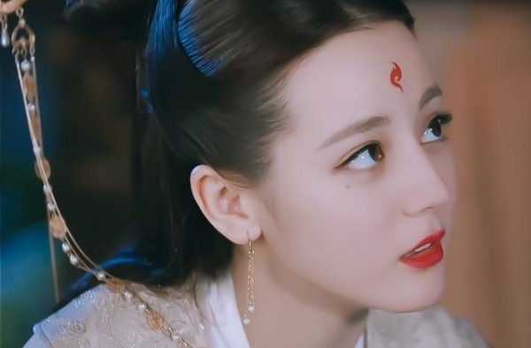迪丽热巴：华丽的西域美人，海外网友都说她美得不像真实存在的