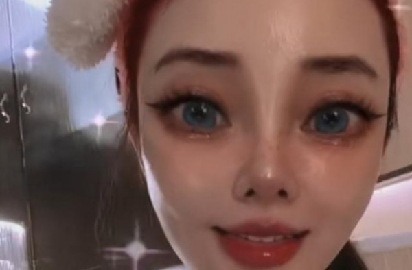 李小璐脖子疑似现吻痕，网友猜测与贾乃亮复合？二人曾同框互动