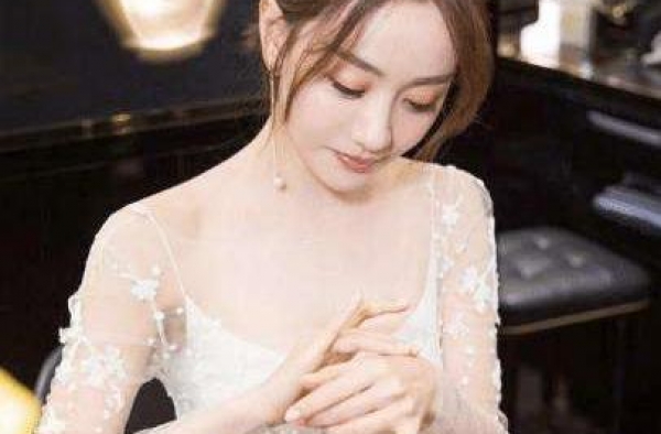 她是“最佛系”女星，一年仅拍两部戏，但却无人说她“耍大牌”