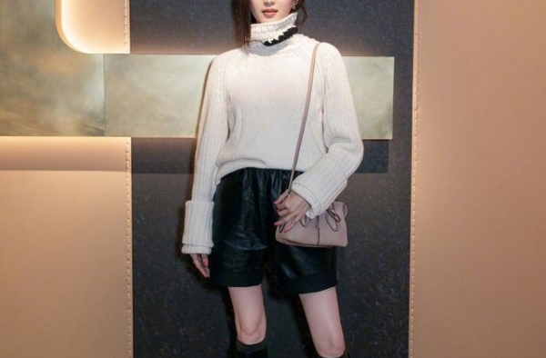 胡歌前女友气质出众，毛衣配短裤就看秀，看完168cm身材我服