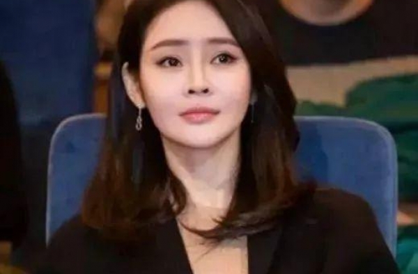 曾放弃做外交官而出道，与富豪丈夫闪婚恩爱十年，37岁依然惊艳