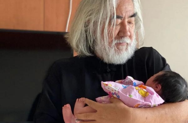 69岁张纪中喜迎小女儿眼神宠溺，三年前和助理结婚