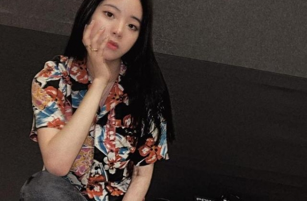 欧阳娜娜穿花衬衫牛仔裤摆pose 又甜又酷