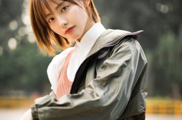 32岁张嘉倪，一身清纯装扮加上可爱短发，秒变青春少女