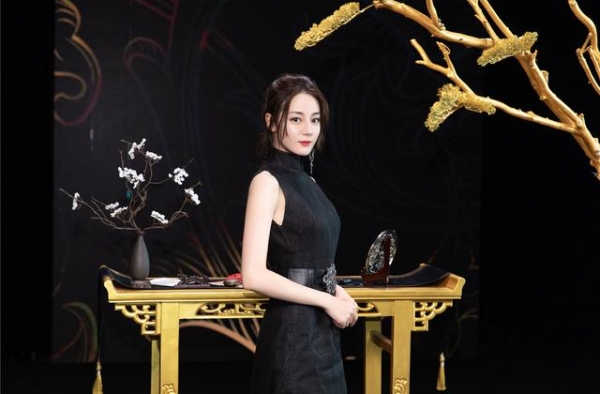 热巴新造型亮相，穿改良旗袍端庄极具古典美，戴单边耳坠个性吸睛
