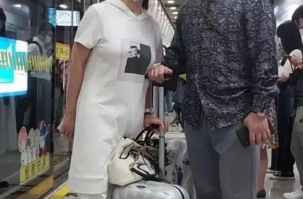 打瞎岳父入狱205天，嘲讽吃大蒜低级，53岁周立波再曝新情况