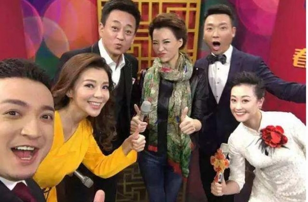 央视最有气质美女主持，曾因胸围惹众议，今成电话大王的儿媳妇