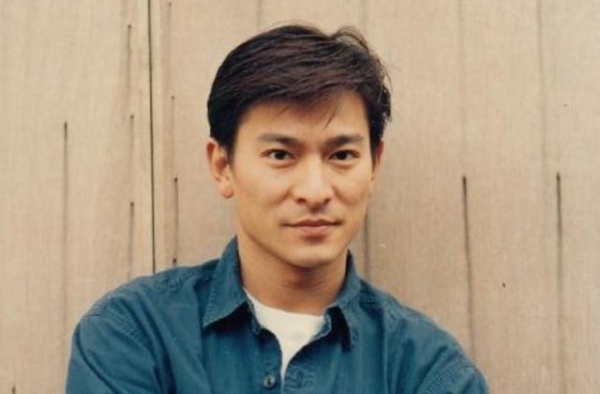 刘德华误发未修图近照，58岁脸上满是皱纹，他也感叹自己老了