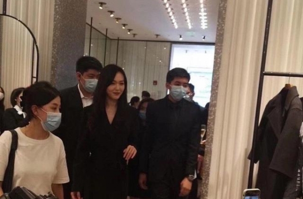 唐嫣真人太瘦并不好看，一复出就瘦成筷子腿，长靴都装不满