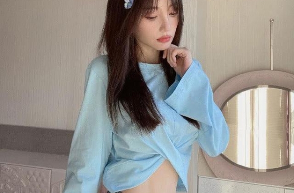 没分手？李小璐与绯闻男友情侣项链被扒，晒美照意外暴露脖子吻痕