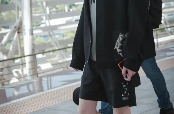 那些腿又白又细还没有腿毛的男明星们，论腿毛肖战就没输过