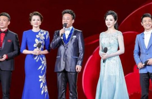 罗京去世11年，当初哭到晕厥的妻子如今嫁入豪门，儿子成这样