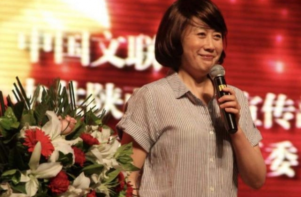 她曾红过董卿媲美倪萍，却因一句话得罪姜昆被＂雪藏＂，今怎样了