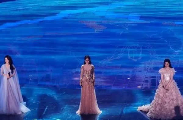 李沁、杨颖、张天爱同时演过空姐和古装戏，三人同框比美谁是c位