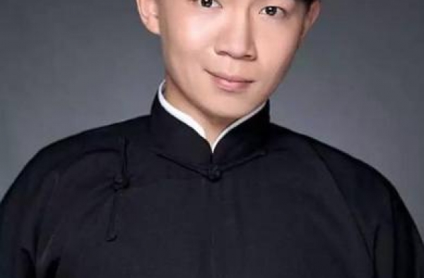 模仿小沈阳走红，3拒郭德纲，自己开茶馆当老板，这个卢鑫不简单