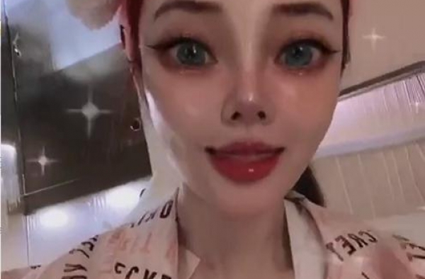 深夜声称喜欢帅气，脖子有草莓印引感情猜疑，李小璐澄清辟谣