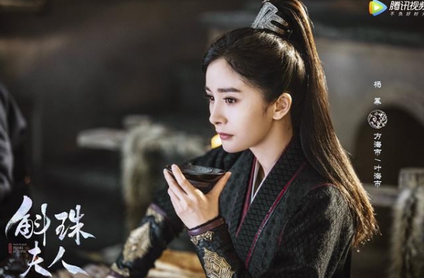 杨幂《斛珠夫人》黑衣好飒，粉衫倾倒众生，陈伟霆蓝狐盛世美颜