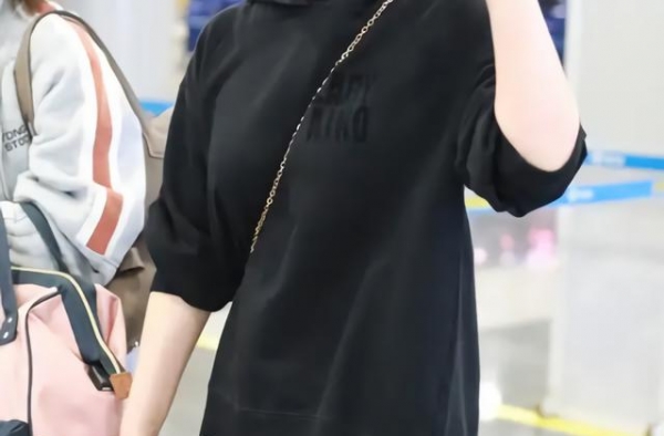 49岁的闫妮为证身材好，故意换上堆堆裤，秀出奶棒腿后我自闭了
