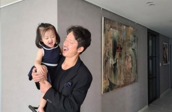 “51岁晚年爸爸”郑俊镐展示女儿傻瓜的一面，场面非常温馨