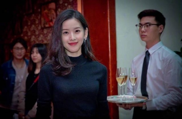 章泽天厉害了，针织衫配半裙大方优雅，轻松赢了同框的奚梦瑶