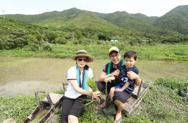 郭晶晶老公太接地气，和长女一起坐地铁超开心，长女也越来越漂亮