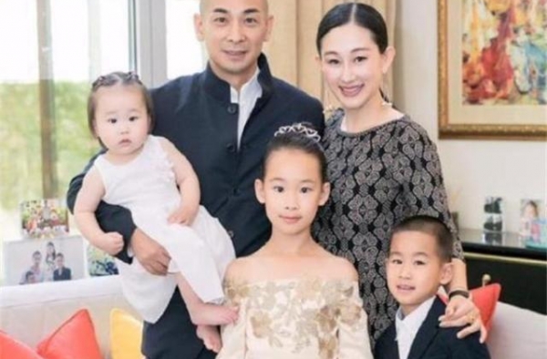 “撞脸”有啥稀奇，赵文卓全家“共用”一张脸，妻子也不例外
