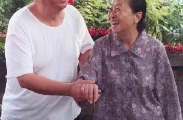 83岁丑娘张少华近照消瘦不堪，蜗居40平小屋，仅有一张铁架床