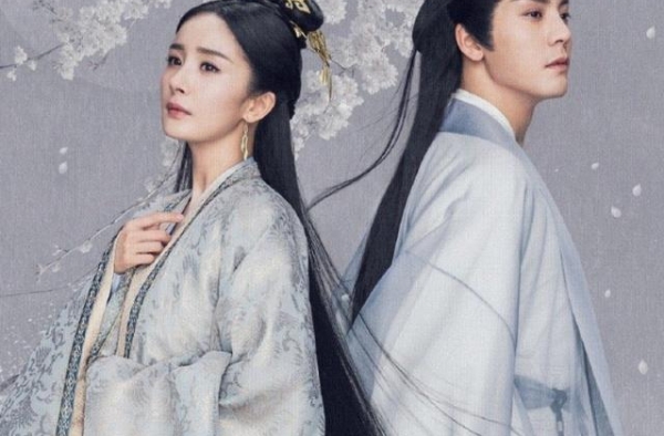 《斛珠夫人》传出新图，杨幂少女装不算啥，“太后”装扮太飒了吧
