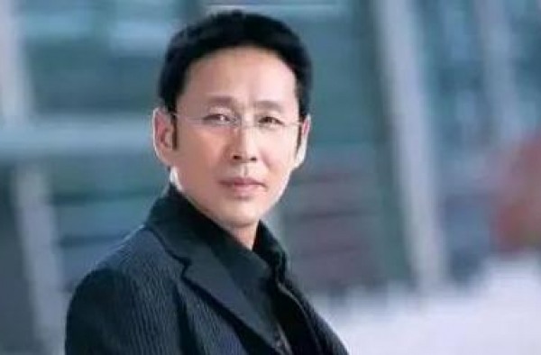 父亲是影帝，母亲是央视主播，女儿是演艺新秀，一家三口其乐融融