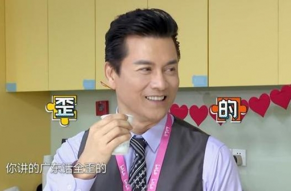他与周润发比肩，头婚娶周海媚，二婚娶邝美云，三婚情定女富商
