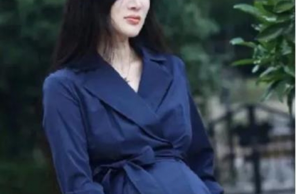 张纪中晒与娇妻结婚证，高调公开秀恩爱，面对采访也毫不避嫌