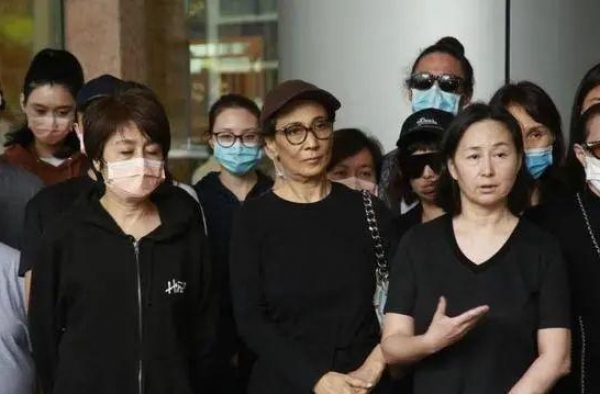 霍启刚带女儿外出，霍中妍样貌像极朱玲玲，穿花裙“长女风范”足