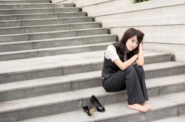 “老公，我弟找你借点钱，你至于发朋友圈嘛”“我担心他又忘了”